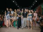 Modelos trans ocupam a passarela com autenticidade e estilo durante a abertura do Pantanal Fashion Week 2025, no Ponto Bar, em Campo Grande.
