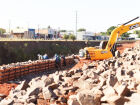 Obra emergencial tenta conter erosão no córrego Anhanduí, na Avenida Ernesto Geisel, em Campo Grande