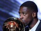 Dembélé beija a Bola de Ouro da France Football.