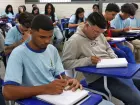 Estudantes da rede pública durante aula em escola estadual; benefício é pago conforme frequência escolar.