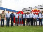 Santiago Peña (centro), Eduardo Riedel, Wesley Batista, o vice-governador Barbosinha e o secretário de Governo Rodrigo Perez posam com lideranças políticas e empresariais em frente à unidade da Seara, em Dourados.