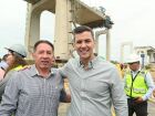 O presidente da Assembleia Legislativa de MS, Gerson Claro, ao lado do presidente do Paraguai, Santiago Peña, durante visita às obras da Ponte Internacional sobre o Rio Paraguai.