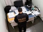 Agente da Polícia Federal analisa documentos durante cumprimento de mandado da Operação Prometeu, que investiga grilagem de terras da União no Pantanal.