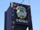 Placa da Delegacia de Pronto Atendimento Comunitário (Depac) de Dourados, onde o suspeito foi levado após ser preso por ameaças motivadas por ciúmes.