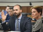 O deputado Eduardo Bolsonaro (PL-SP) durante sessão no Congresso, ao lado da senadora Tereza Cristina (PP-MS), alvo recente de críticas do parlamentar. A Câmara de Campo Grande aprovou moção de repúdio em defesa da senadora.