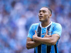 Com três gols de Carlos Vinícius, Grêmio vence o Juventude por 3 a 1 e se afasta da zona de rebaixamento.