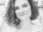 Cara Bastone, autora americana, chega ao mercado editorial brasileiro com 'Quando Menos se Espera', livro de romance que aborda gravidez inesperada. 