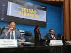 Presidente da Assembleia Legislativa de MS, Gerson Claro, conduz sessão plenária ao lado do vice-presidente Renato Câmara