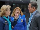 Integrantes do Lions Clube conversam com o deputado Coronel David durante evento que marca a sanção da lei que institui o Dia Estadual do Leonismo em Mato Grosso do Sul.