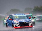 Carro de Victor Manzini na chuva