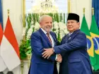 Presidente Luiz Inácio Lula da Silva cumprimenta o presidente daIndonésia, Prabowo Subianto, durante visita ao país 