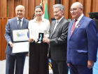 Adriana Sato representou Sérgio Longen na solenidade que reconheceu contribuições às comunidades culturais de MS