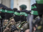 Terroristas das Brigadas Izz ad-Din al-Qassam do Hamas durante entrega de reféns em fevereiro 