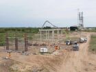 Trabalhadores realizam concretagem dos blocos e montagem de pilares de sustentação da ponte internacional em Porto Murtinho (MS)