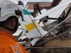 Avião de pequeno porte cai sobre casa em Goiânia; piloto sobrevive e área é isolada por risco de explosão.