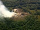 Imagem mostra fumaça e destroços após forte explosão atingir fábrica de explosivos militares no Tennessee.