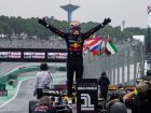 O piloto Mark Verstappen, da Red Bull Racing, comemora a vitória no GP Brasil de Fórmula 1, em 2025.