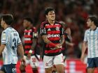 Pedro reclama de dor no braço após choque com jogador do Racing na semifinal da Libertadores.  