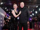 Stellan Skarsgard ao lado da atriz Elle Fanning na estreia do filme 'Sentimental Value', em Londres, no dia 12 de outubro de 2025.