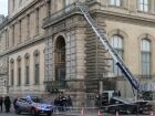Policiais franceses ao lado de um elevador de carga usado por ladrões para entrar no Museu do Louvre, no Quai François Mitterrand, em Paris, em 19 de outubro de 2025.