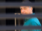 Defesa de Bolsonaro pede a Moraes autorização para contato por telefone e revogação da prisão domiciliar.