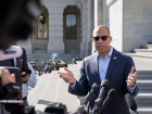 O líder da minoria democrata na Câmara, Hakeem Jeffries, participa de uma coletiva de imprensa em Washington
