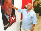 O irmão do ex-presidente Lula, Frei Chico, posa com um cartaz da campanha presidencial do petista de 2002.