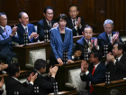 Presidente do Partido Liberal Democrata, Sanae Takaichi recebe aplausos após ser escolhida como a nova primeira-ministra do Japão, durante sessão extraordinária da Câmara Baixa do Parlamento, em Tóquio 