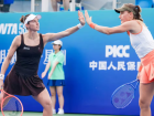 Luisa Stefani (esq.) perdeu final de duplas na China ao lado da húngara Timea Babos.