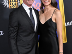 O ator Hugh Jackman surgiu acompanhado de Sutton Foster na pré-estreia de seu novo filme, 'Song Sung Blue', neste domingo, 26, após meses de especulação de um romance entre os dois