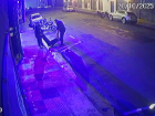Segurança e outro homem retiram empresário e deixam ele em calçada ao lado de adega.