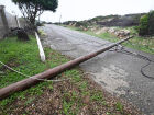 Poste de iluminação da Jamaica Public Service Company caído na estrada principal da praia de Sugar Man, em Hellshire na Jamaica; país foi atingido pelo furacão Melissa na terça-feira, 28