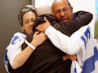 Familiares abraçam o ex-refém Eitan Mor, em uma base militar israelense perto da Faixa de Gaza