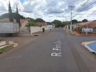 Via onde acidente aconteceu. Colisão entre moto e carro deixou um jovem morto na noite de domingo (19), em Campo Grande. A vítima teria avançado a sinalização de parada obrigatória antes do impacto.