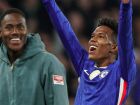 Estêvão (dir.) celebra seu primeiro gol na Premier League que garantiu vitória do Chelsea sobre o Liverpool 