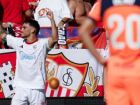 Isaac Romero comemora após marcar para o Sevilla sobre o Barcelona