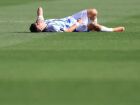 Montoro deixa o gramado lesionado após choque durante partida contra a Nigéria pelo Mundial sub-20