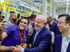 O presidente Lula durante visita à linha de montagem de veículos da BYD, na Bahia 