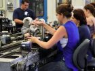 Mesmo com maior escolaridade, mulheres seguem recebendo menos e têm menor presença no mercado de trabalho, aponta IBGE.