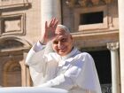 Papa Leão XIV critica a vida de luxo das elites e afirma que o amor aos pobres deve guiar a missão da Igreja.