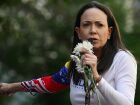 María Corina Machado vence o Nobel da Paz de 2025 por sua luta em defesa da democracia na Venezuela.
