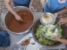 Distribuição de alimentos em ação social reflete os avanços no combate à fome no país, apontados por dados recentes do IBGE.