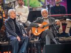 Caetano Veloso observa Gilberto Gil cantar 'Super-Homem, a Canção', no palco do 'Altas Horas' 