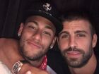 Piqué disse que já sabia que Neymar deixaria o Barcelona quando postou foto com a legenda 'se queda'