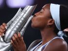 Coco Gauff celebra o título do WTA 1000 de Wuhan e se aproxima do top 2 no ranking da WTA.