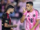 Foto de Suárez comemorando gol com a camisa do Inter Miami, de preferência na partida contra o Atlanta United.
