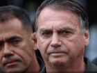 Alexandre de Moraes mantém prisão domiciliar de Jair Bolsonaro, imposta após descumprimento de medidas cautelares.