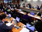 Parlamentares transformam sessões da CPI do INSS em palco para redes sociais com discursos e estratégias digitais.