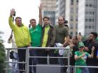 Carlos e Flávio Bolsonaro criticam decisão de Alexandre de Moraes de manter prisão domiciliar do ex-presidente Jair Bolsonaro. Ministro citou risco de fuga e violação de medidas cautelares.