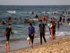 Palestinos refugiados jogam futebol em Khan Yunis, no sul da Faixa de Gaza. 